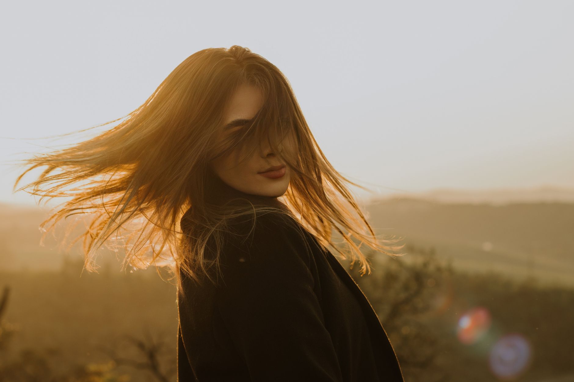 Portrait of a woman with flowing hair in golden sunset, capturing the essence of São Paulo outdoors. — Discover the Best PRP